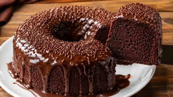 Bolo de chocolate simples e fofinho com cobertura de chocolate